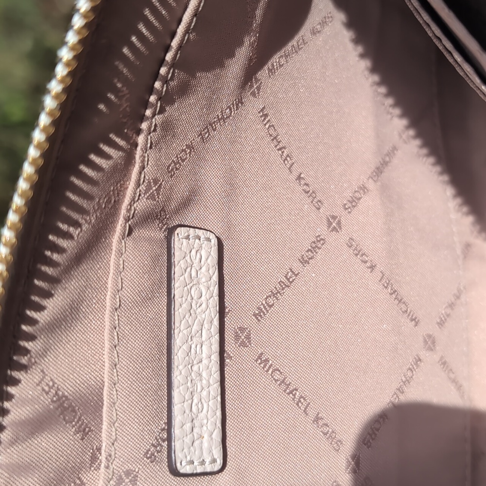 Like New Michael Kors Jet Set Travel XL Pebbled Leather Zip Clutch Wristlet. - Picture 5 of 6